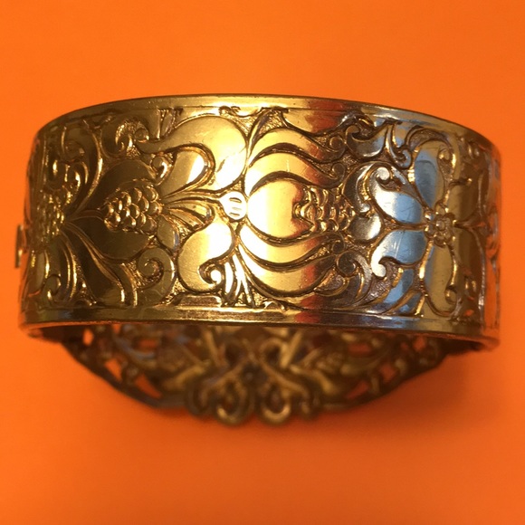 Gorgeous Vintage Clamp Bracelet With Faux Pearls and Aurora Borealis Stones - Picture 2 of 8